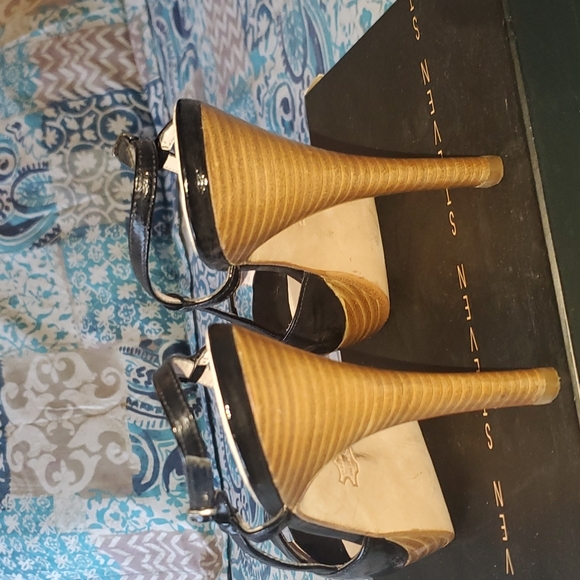 Black heel shoes come with extra bottom for the heel - Picture 4 of 8